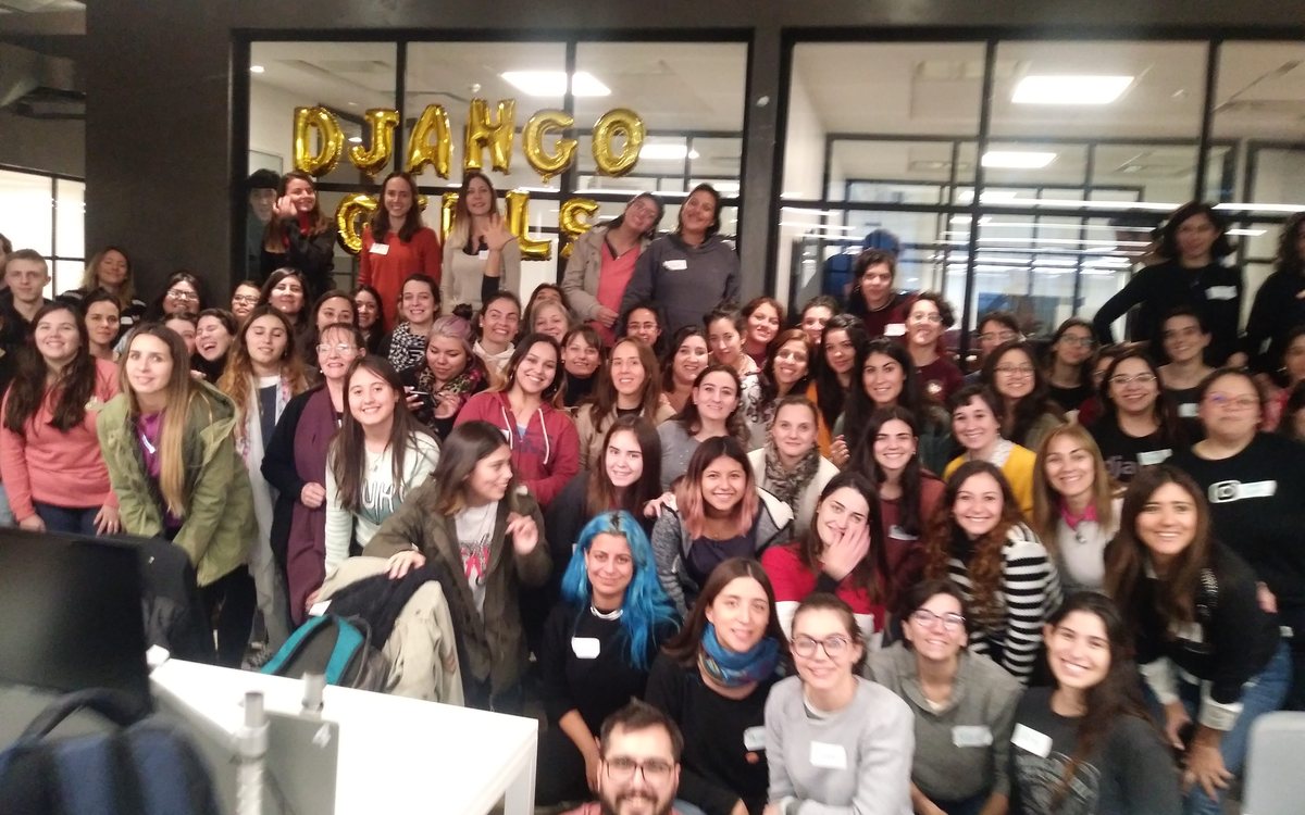 Foto grupal de un evento con muchas participantes