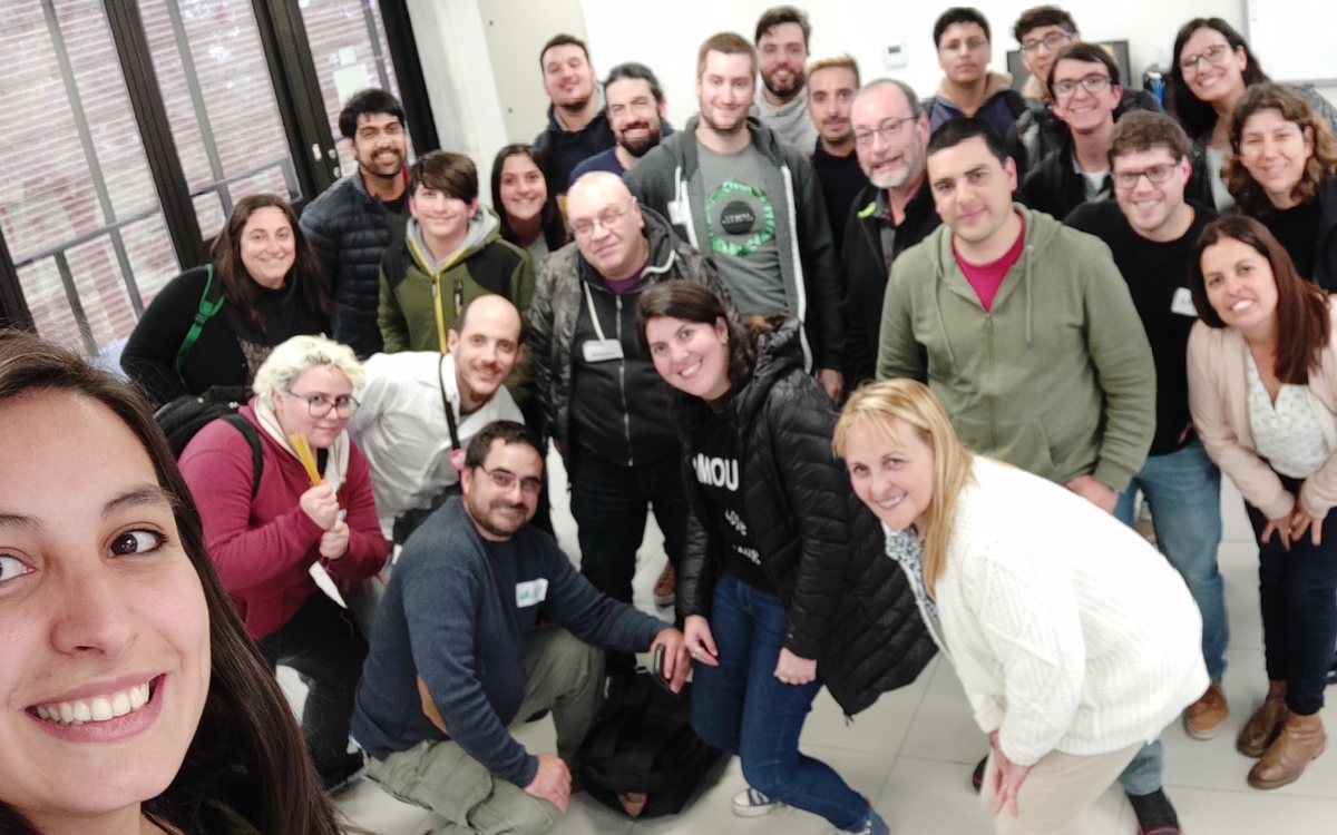 Foto grupal de participantes al cierre de un encuentro