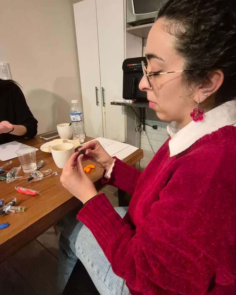 Una participante dando forma a su pieza durante el taller
